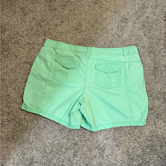 intro. Green Cargo Shorts Relaxed Fit - Picture 2 of 3